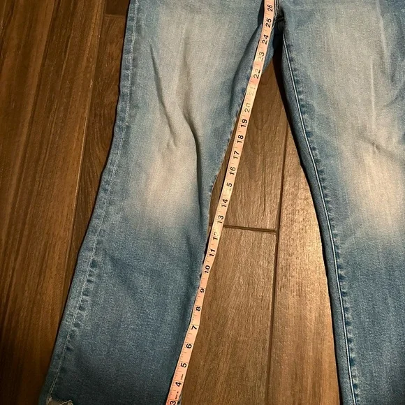 MOTHER The Insider Crop with Frayed Hem. Light Blue Straight Leg Jeans - Picture 3 of 7